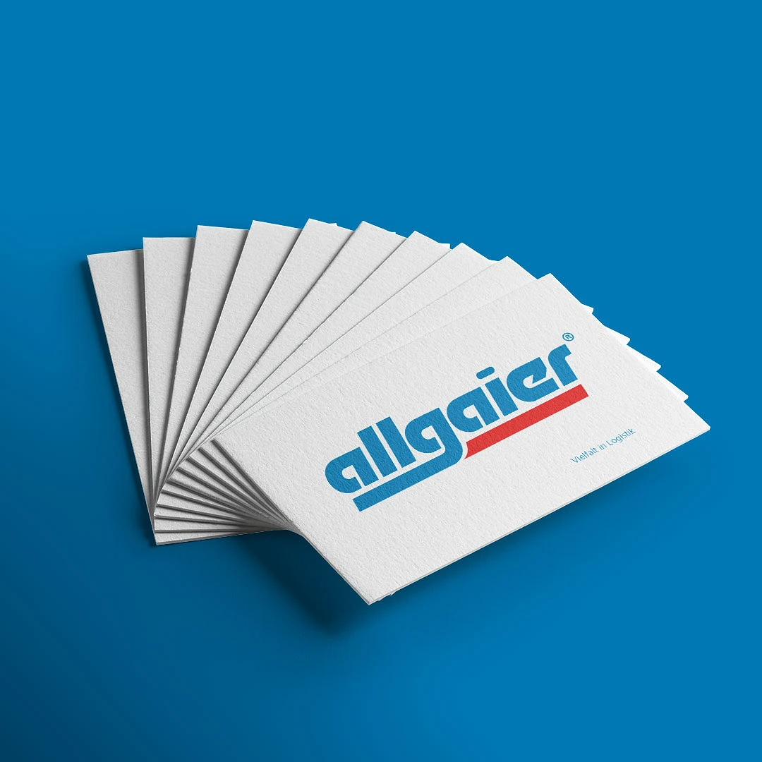 aufgefächerter stapel weißer visitenkarten mit dem allgaier-logo