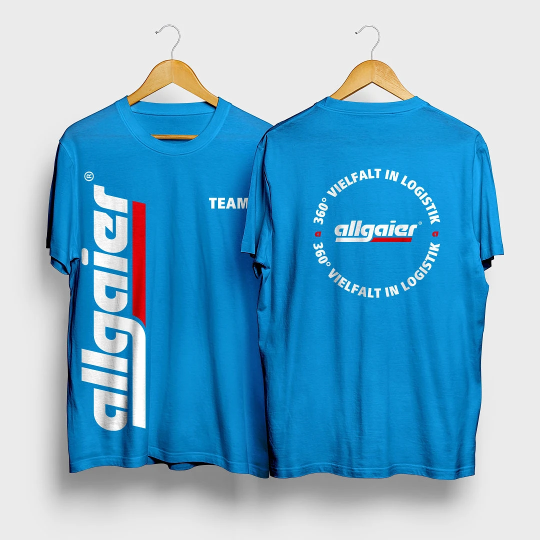 zwei blaue team-shirts, vorn das allgaier-logo, hinten »360° vielfalt in logistik«