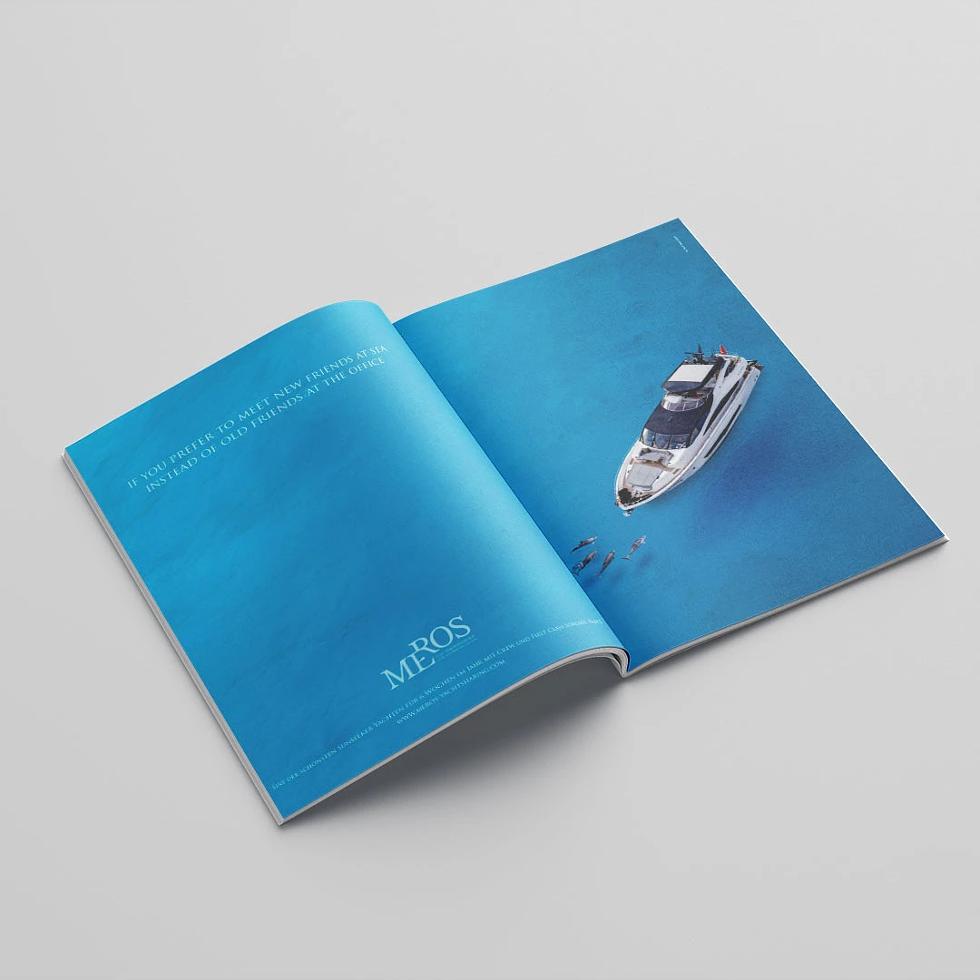 aufgeschlagenes magazin mit der meros-anzeige, die yacht von oben