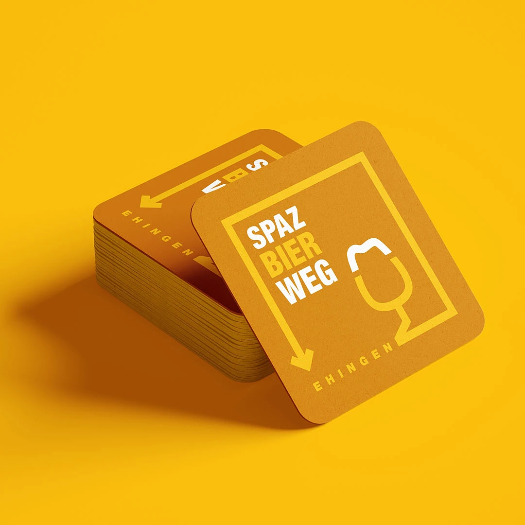 stapel oranger bierdeckel mit dem schriftzug »spaz bier weg«